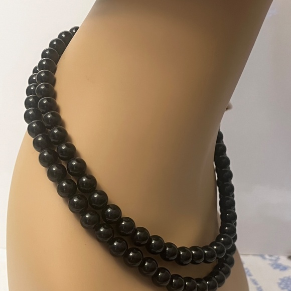 Vintage Kenneth J Lane for Avon Black Beaded Two Strand Necklace White Flower - Picture 4 of 9
